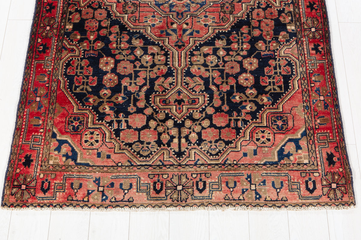 Tapis ancien en laine nouée à la main, bleu marine et rouge – 6' 2" x 4' 3" (188 x 129 cm)