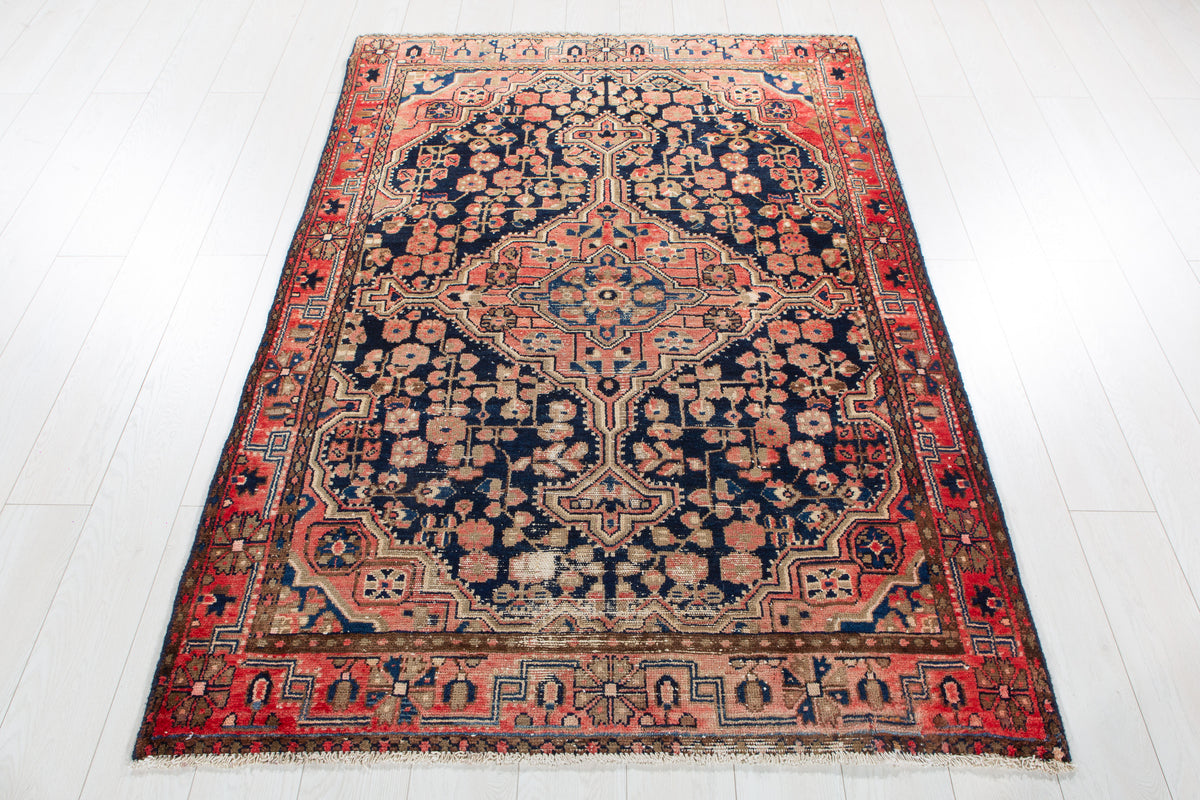 Tapis ancien en laine nouée à la main, bleu marine et rouge – 6' 2" x 4' 3" (188 x 129 cm)