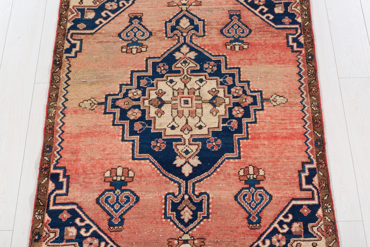 Tapis ancien en laine nouée à la main, rose saumon et bleu marine – 5' 6" x 3' 4" (168 x 102 cm)