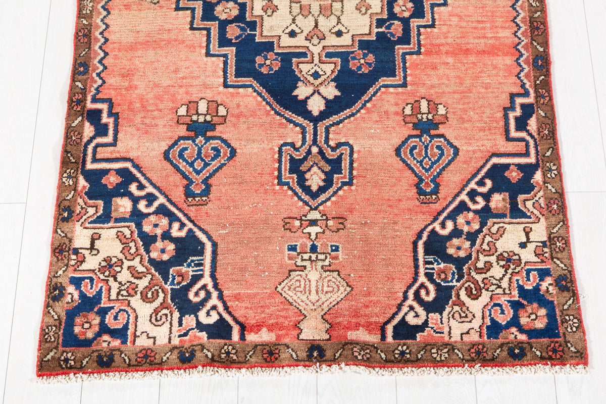 Tapis ancien en laine nouée à la main, rose saumon et bleu marine – 5' 6" x 3' 4" (168 x 102 cm)