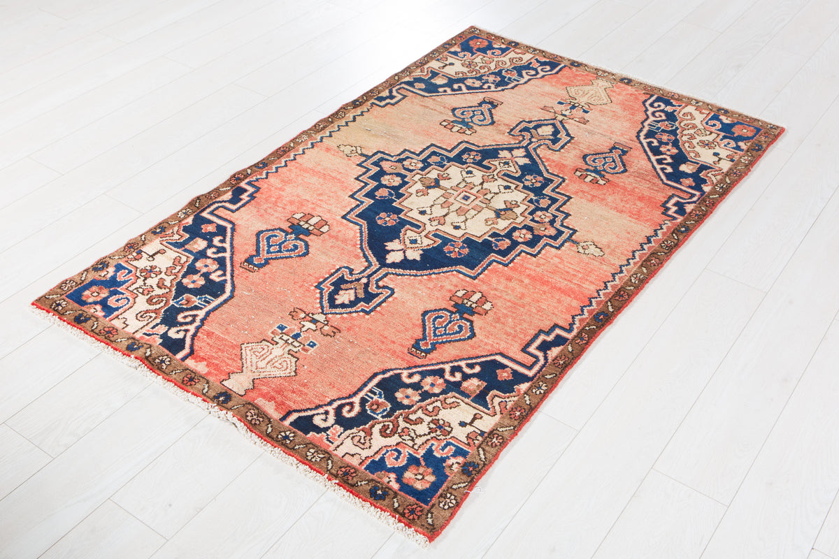 Tapis ancien en laine nouée à la main, rose saumon et bleu marine – 5' 6" x 3' 4" (168 x 102 cm)