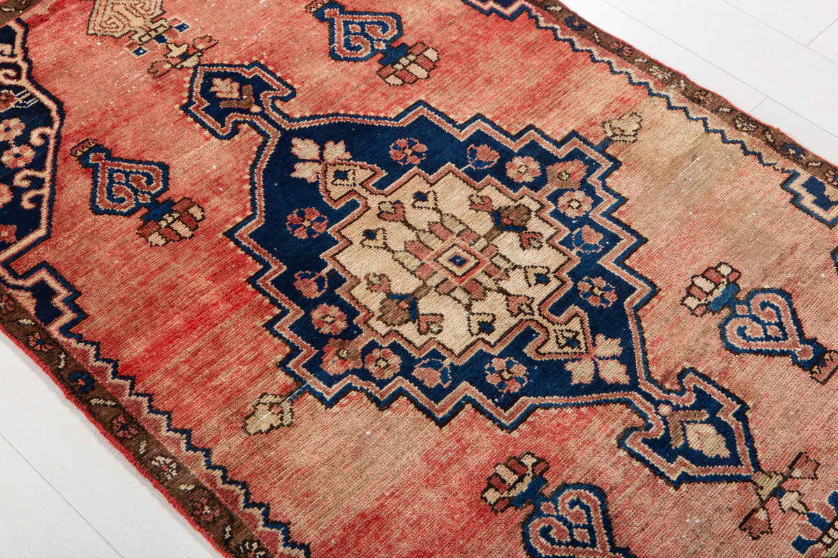 Tapis ancien en laine nouée à la main, rose saumon et bleu marine – 5' 6" x 3' 4" (168 x 102 cm)