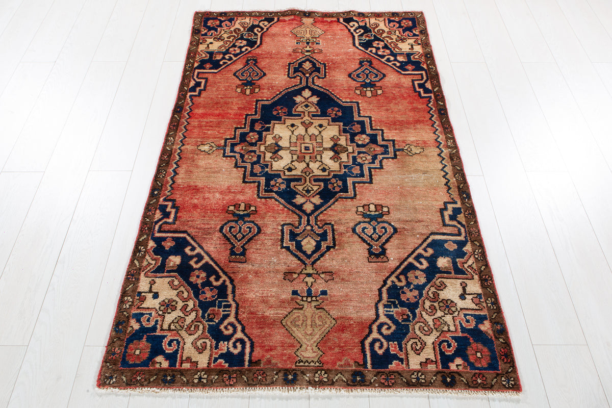 Tapis ancien en laine nouée à la main, rose saumon et bleu marine – 5' 6" x 3' 4" (168 x 102 cm)