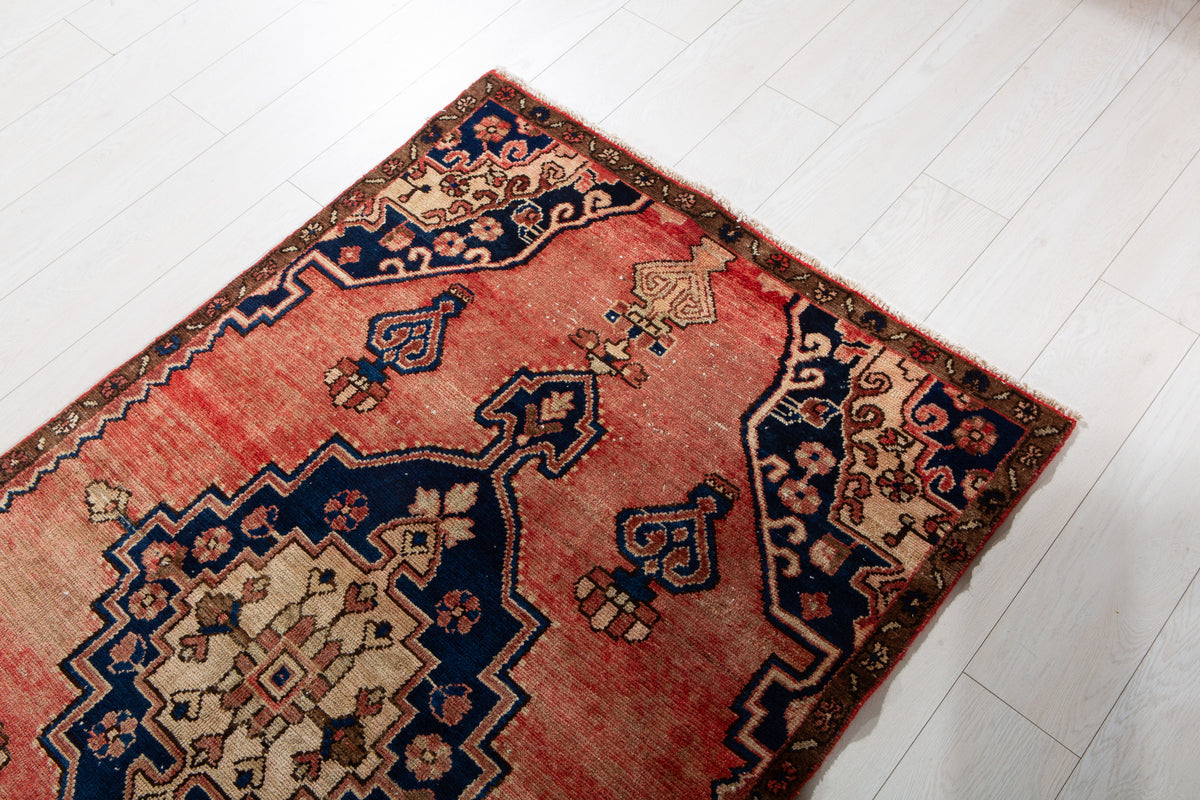 Tapis ancien en laine nouée à la main, rose saumon et bleu marine – 5' 6" x 3' 4" (168 x 102 cm)