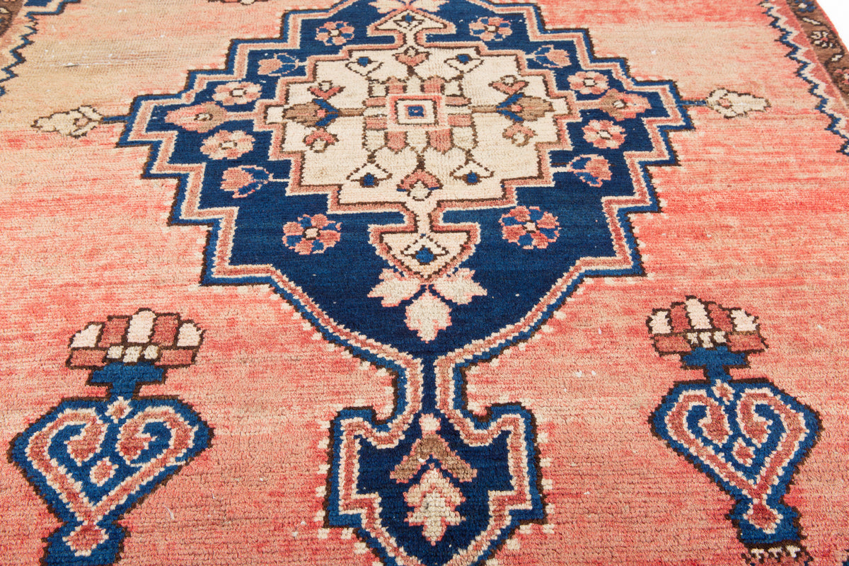 Tapis ancien en laine nouée à la main, rose saumon et bleu marine – 5' 6" x 3' 4" (168 x 102 cm)