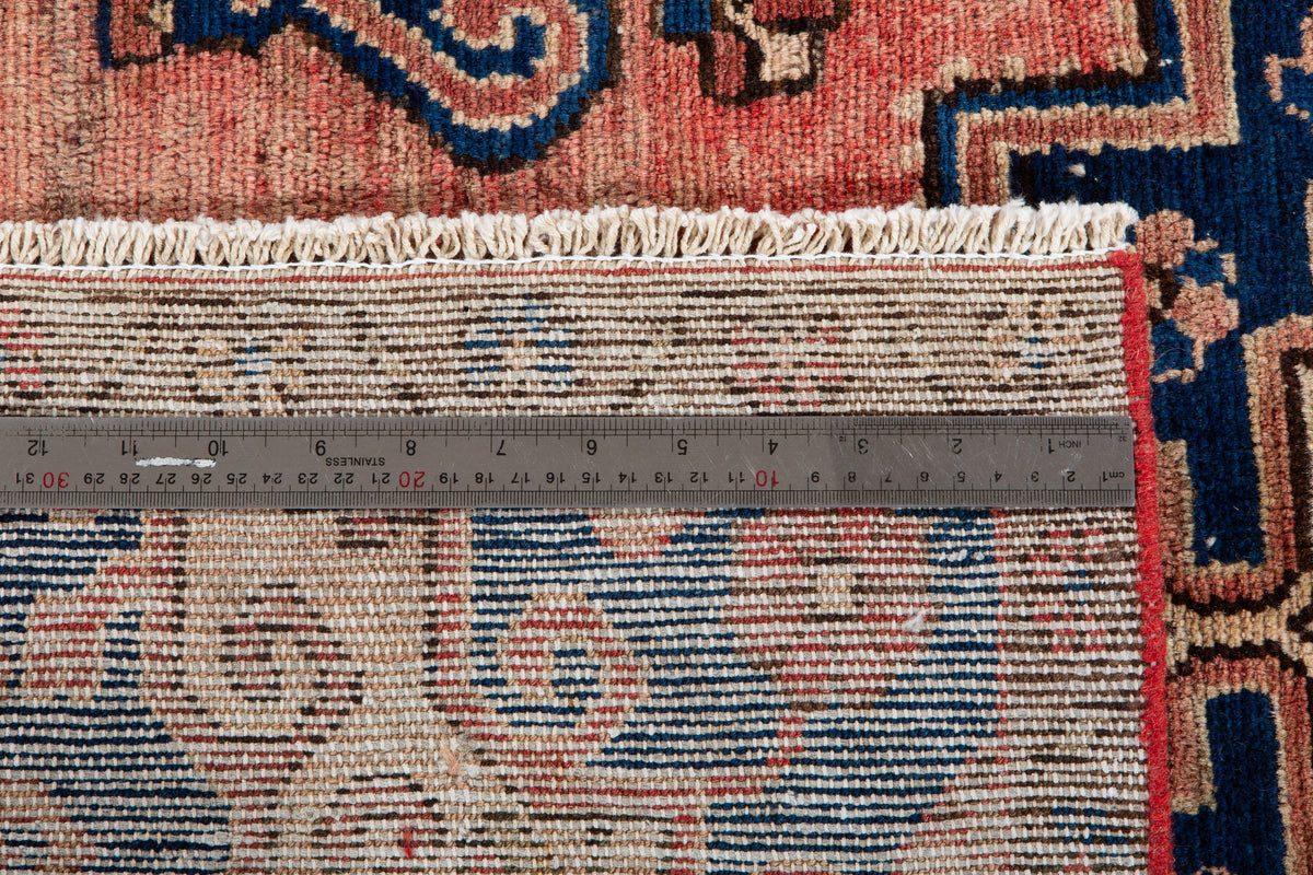 Tapis ancien en laine nouée à la main, rose saumon et bleu marine – 5' 6" x 3' 4" (168 x 102 cm)