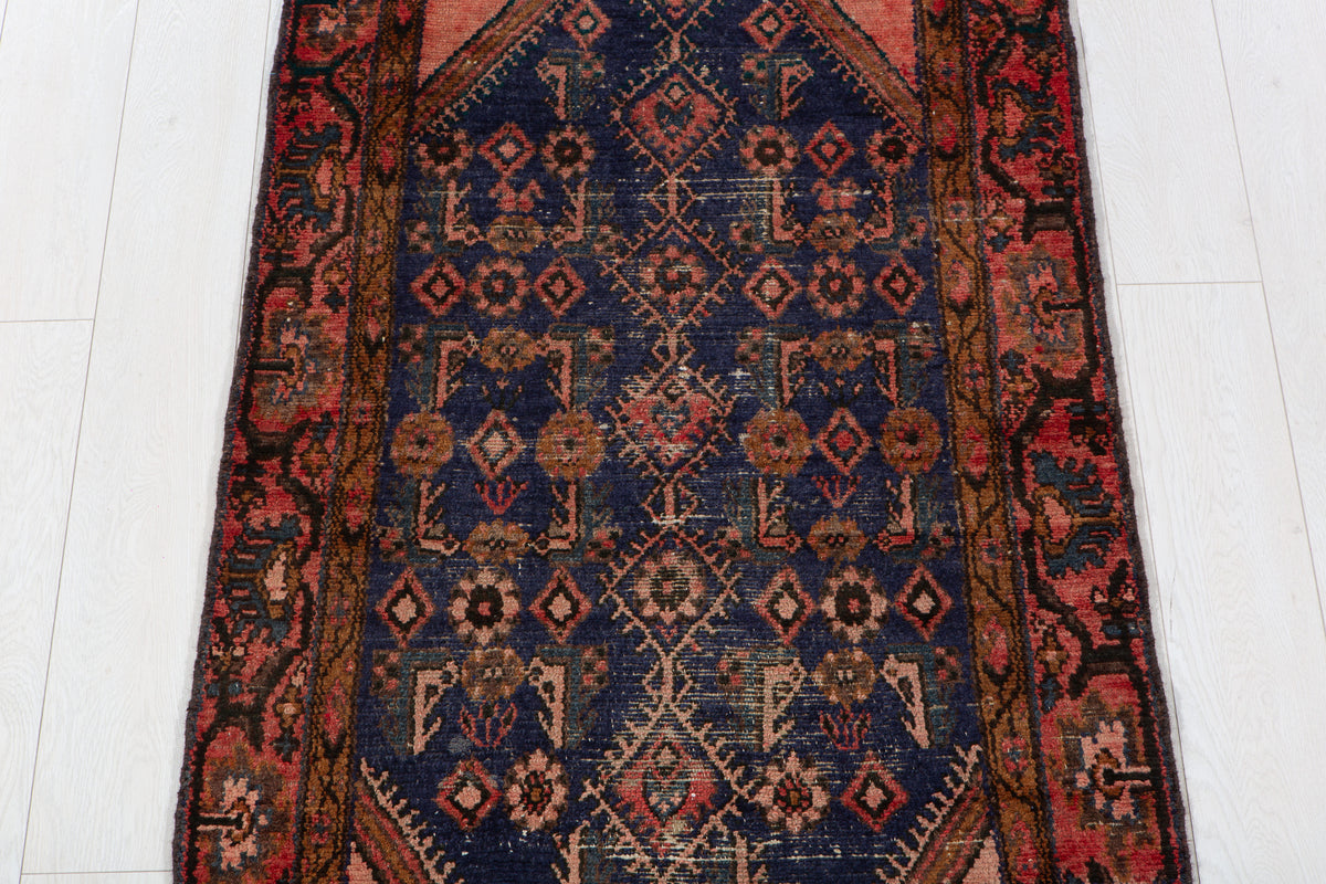 Tapis ancien en laine nouée à la main, bleu marine délavé et rouge – 5' 5" x 2' 7" (166 x 78 cm)