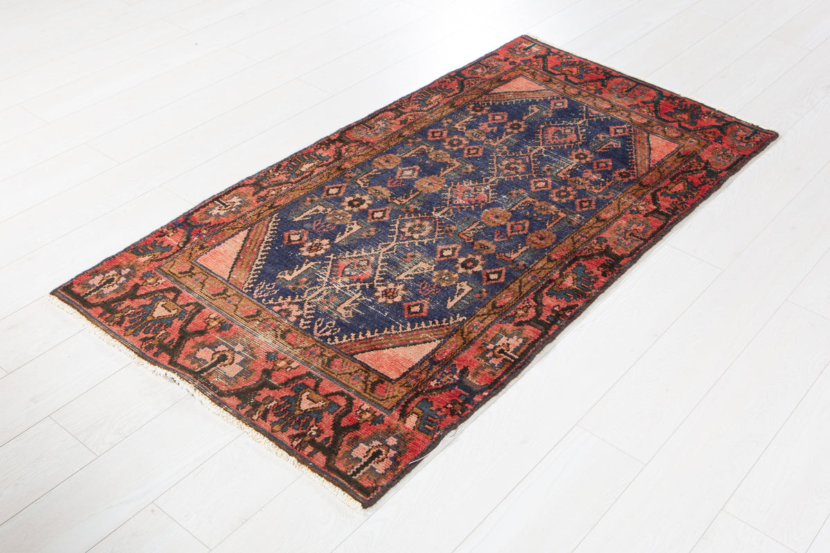 Tapis ancien en laine nouée à la main, bleu marine délavé et rouge – 5' 5" x 2' 7" (166 x 78 cm)