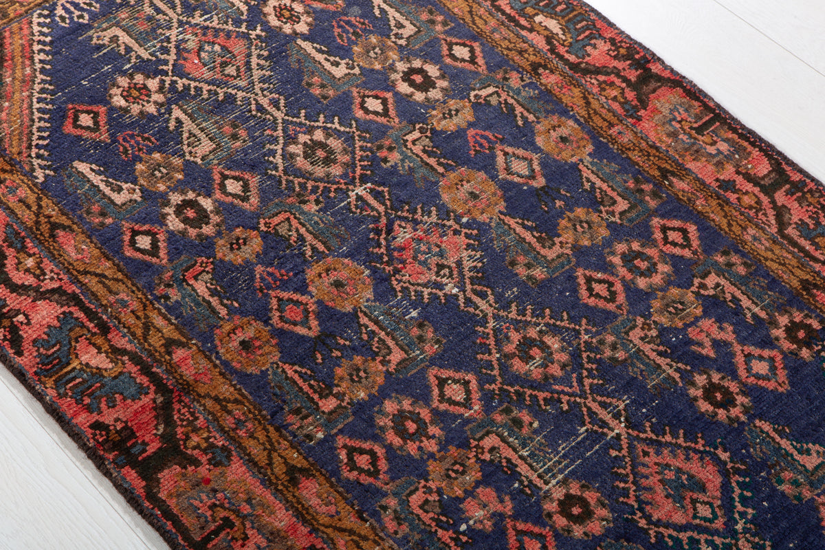 Tapis ancien en laine nouée à la main, bleu marine délavé et rouge – 5' 5" x 2' 7" (166 x 78 cm)