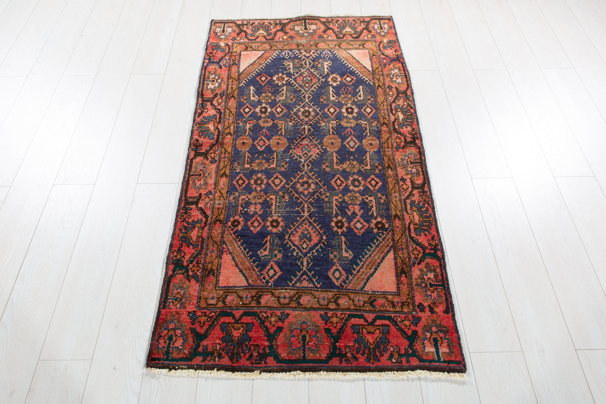 Tapis ancien en laine nouée à la main, bleu marine délavé et rouge – 5' 5" x 2' 7" (166 x 78 cm)