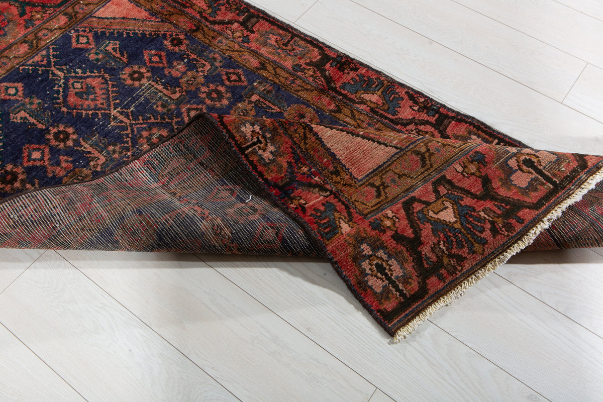 Tapis ancien en laine nouée à la main, bleu marine délavé et rouge – 5' 5" x 2' 7" (166 x 78 cm)