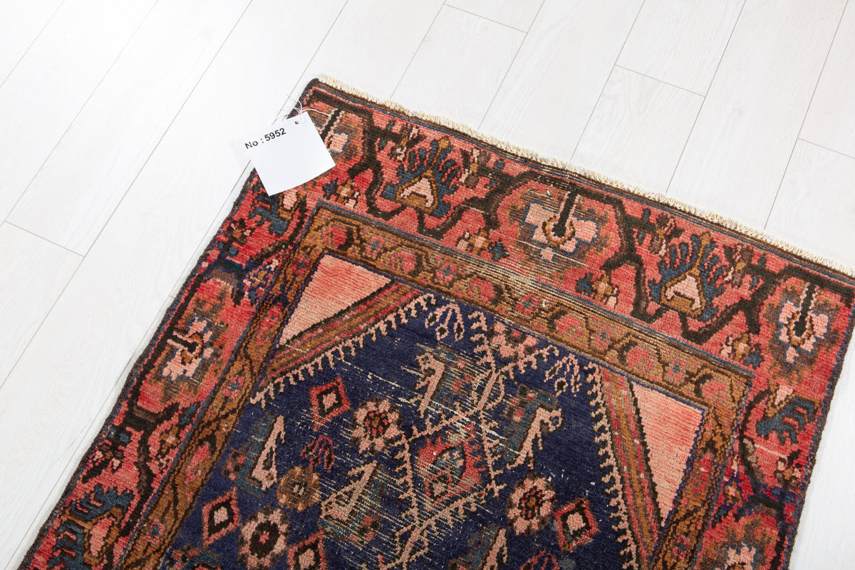 Tapis ancien en laine nouée à la main, bleu marine délavé et rouge – 5' 5" x 2' 7" (166 x 78 cm)