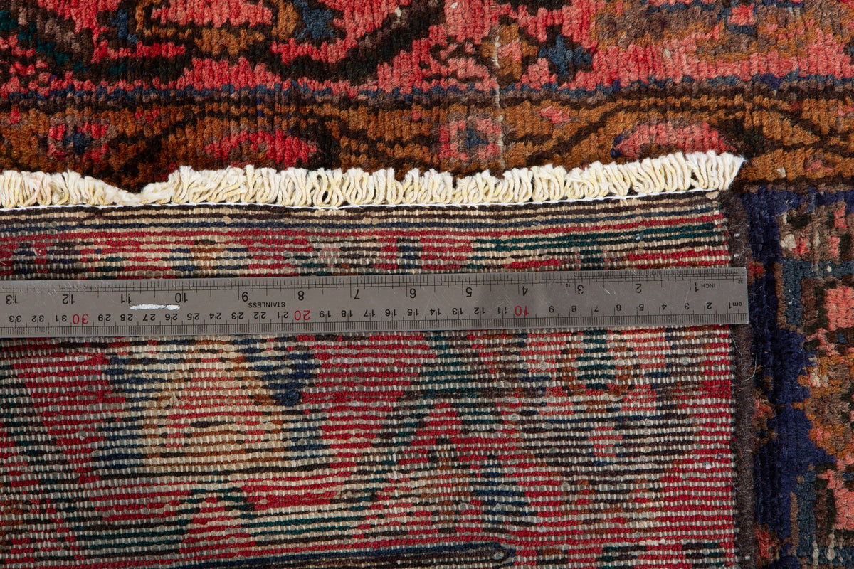 Tapis ancien en laine nouée à la main, bleu marine délavé et rouge – 5' 5" x 2' 7" (166 x 78 cm)
