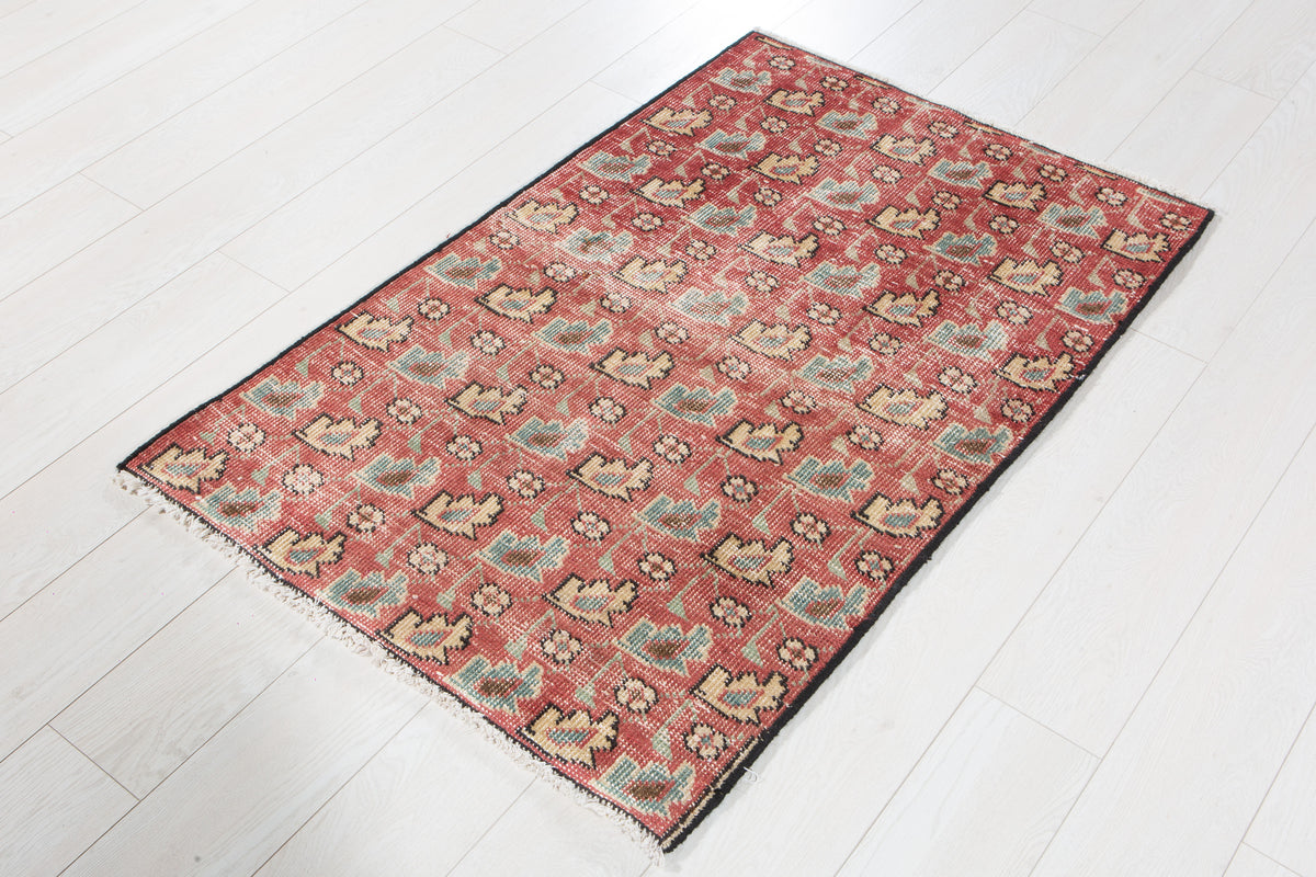 Tapis ancien en laine nouée à la main, rouge délavé – 4' 0" x 2' 7" (122 x 80 cm)