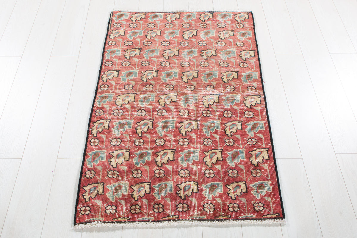 Tapis ancien en laine nouée à la main, rouge délavé – 4' 0" x 2' 7" (122 x 80 cm)