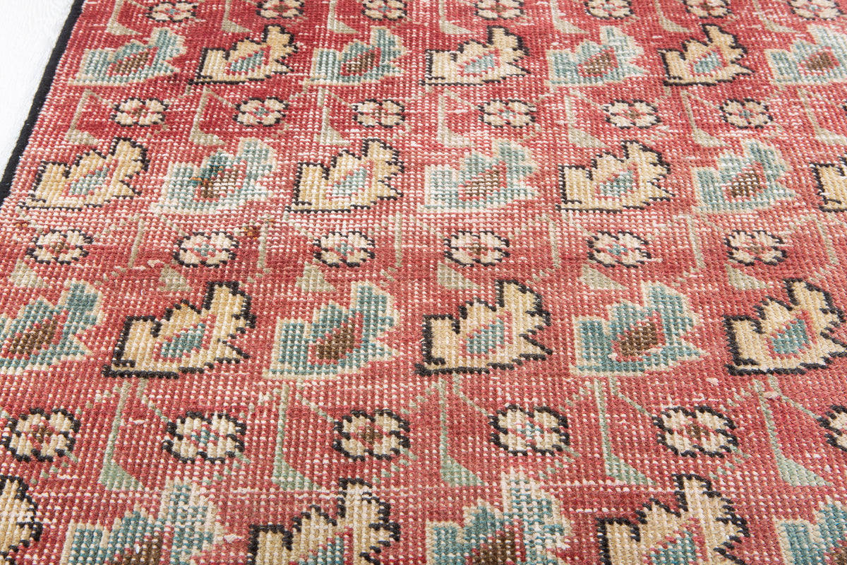 Tapis ancien en laine nouée à la main, rouge délavé – 4' 0" x 2' 7" (122 x 80 cm)