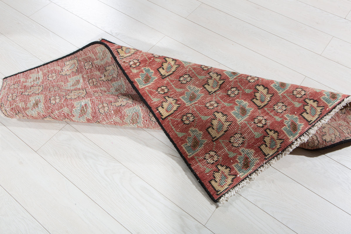 Tapis ancien en laine nouée à la main, rouge délavé – 4' 0" x 2' 7" (122 x 80 cm)
