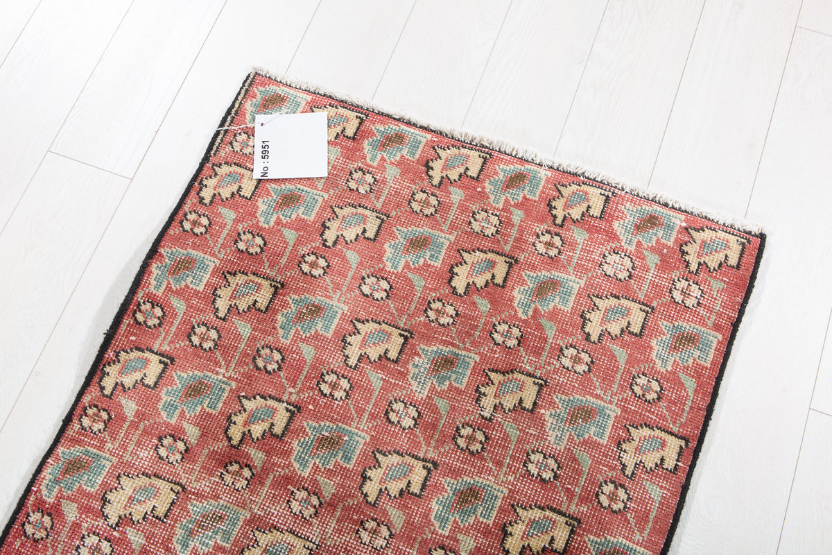 Tapis ancien en laine nouée à la main, rouge délavé – 4' 0" x 2' 7" (122 x 80 cm)