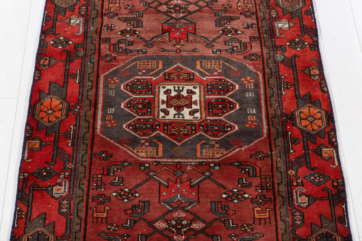 Tapis vintage en laine nouée à la main, bordeaux – 6' 0" x 3' 7" (183 x 110 cm)