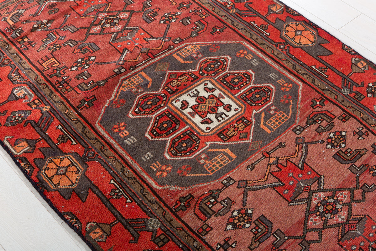 Tapis vintage en laine nouée à la main, bordeaux – 6' 0" x 3' 7" (183 x 110 cm)