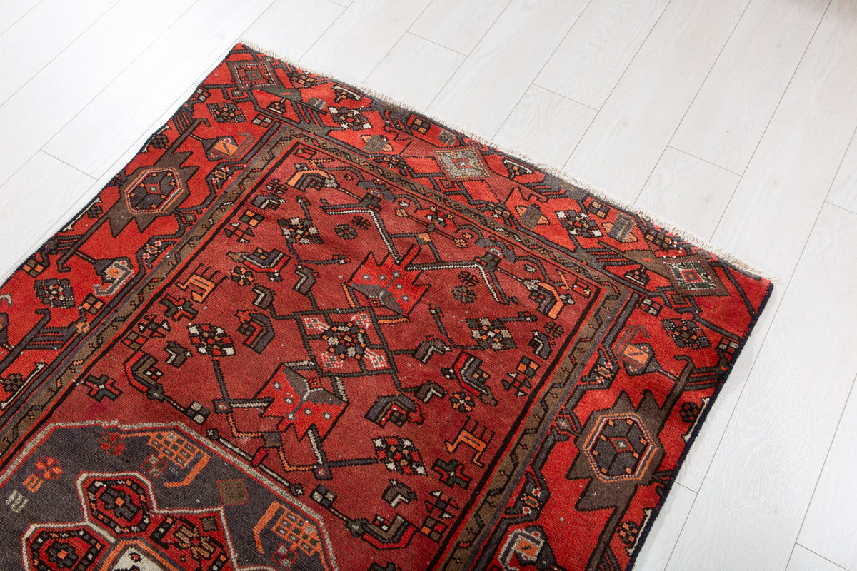 Tapis vintage en laine nouée à la main, bordeaux – 6' 0" x 3' 7" (183 x 110 cm)