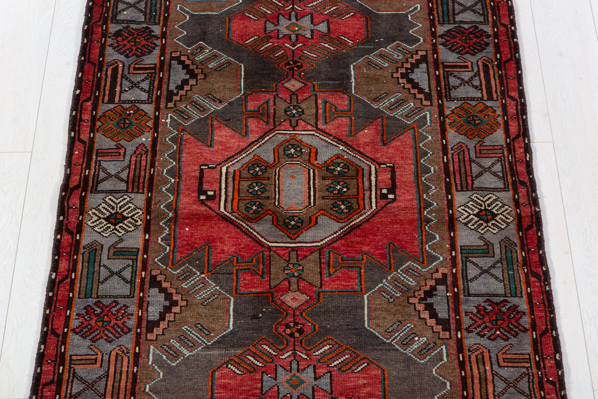 Tapis vintage en laine nouée à la main, rouge délavé et bleu – 6' 2" x 3' 5" (189 x 103 cm)