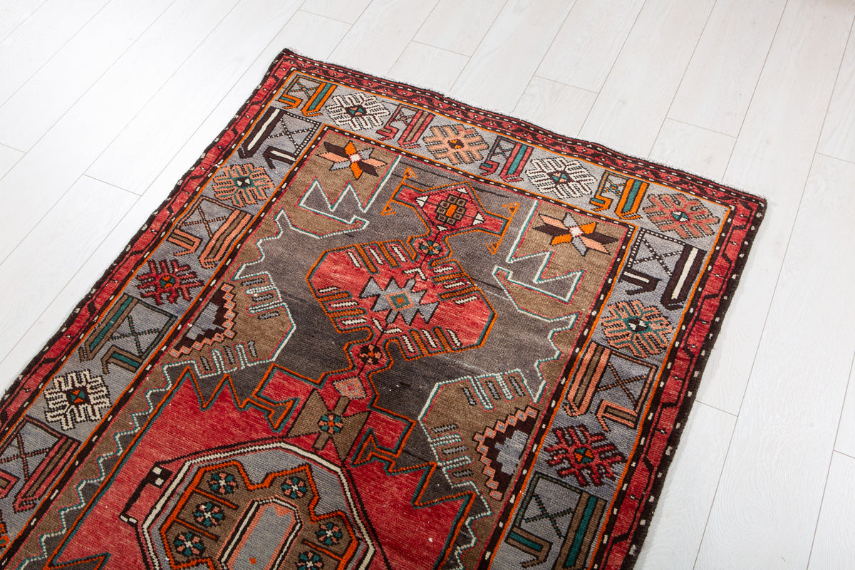 Tapis vintage en laine nouée à la main, rouge délavé et bleu – 6' 2" x 3' 5" (189 x 103 cm)