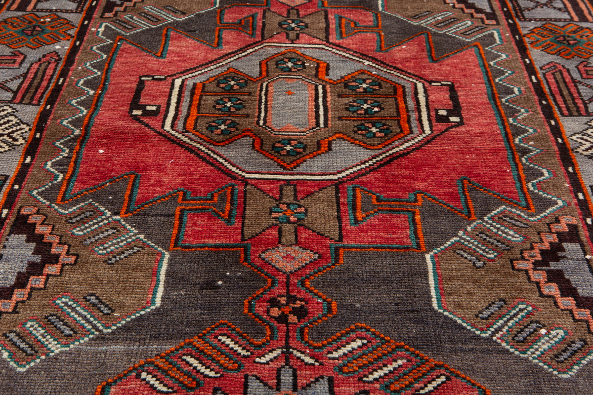 Tapis vintage en laine nouée à la main, rouge délavé et bleu – 6' 2" x 3' 5" (189 x 103 cm)