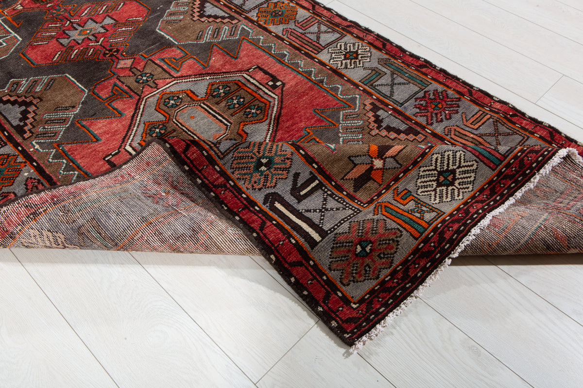 Tapis vintage en laine nouée à la main, rouge délavé et bleu – 6' 2" x 3' 5" (189 x 103 cm)