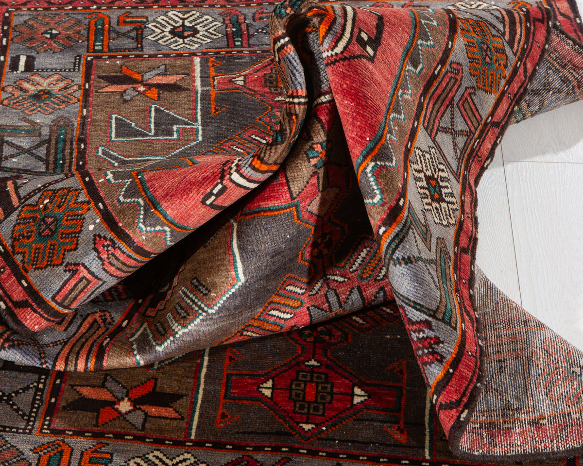 Tapis vintage en laine nouée à la main, rouge délavé et bleu – 6' 2" x 3' 5" (189 x 103 cm)