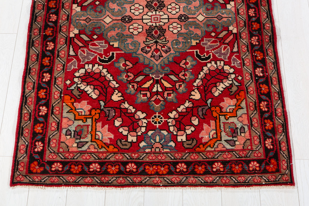 Small Vintage Red Rug – 5' 3" x 3' 7" (161 x 109 cm)