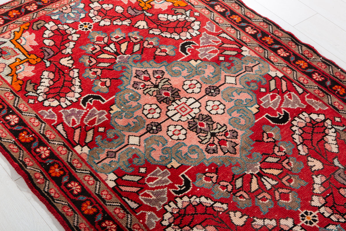 Small Vintage Red Rug – 5' 3" x 3' 7" (161 x 109 cm)