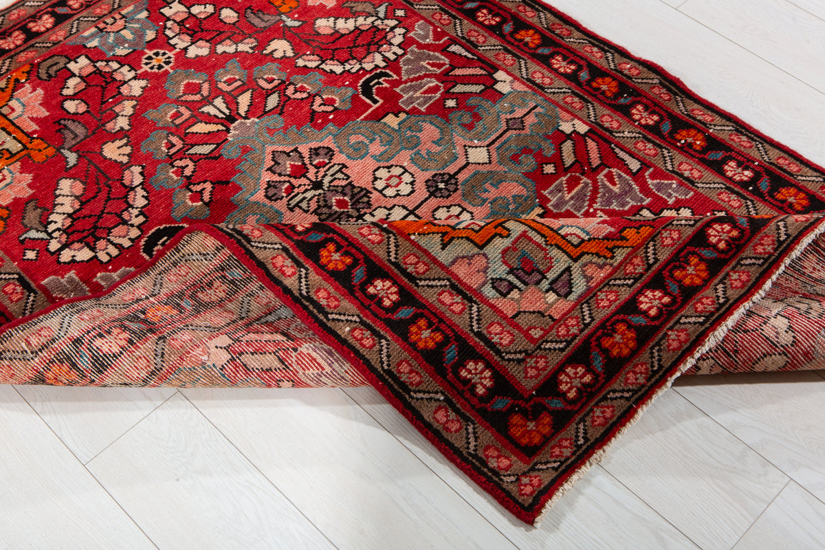 Small Vintage Red Rug – 5' 3" x 3' 7" (161 x 109 cm)