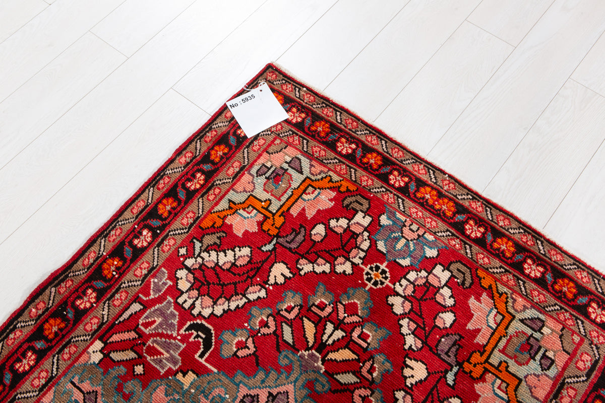 Small Vintage Red Rug – 5' 3" x 3' 7" (161 x 109 cm)