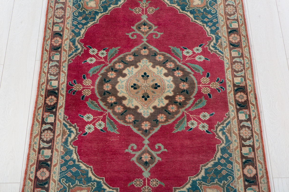 Small Antique Magenta Rug – 4' 11" x 3' 3" (150 x 98 cm)