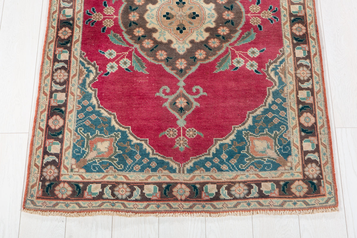 Small Antique Magenta Rug – 4' 11" x 3' 3" (150 x 98 cm)