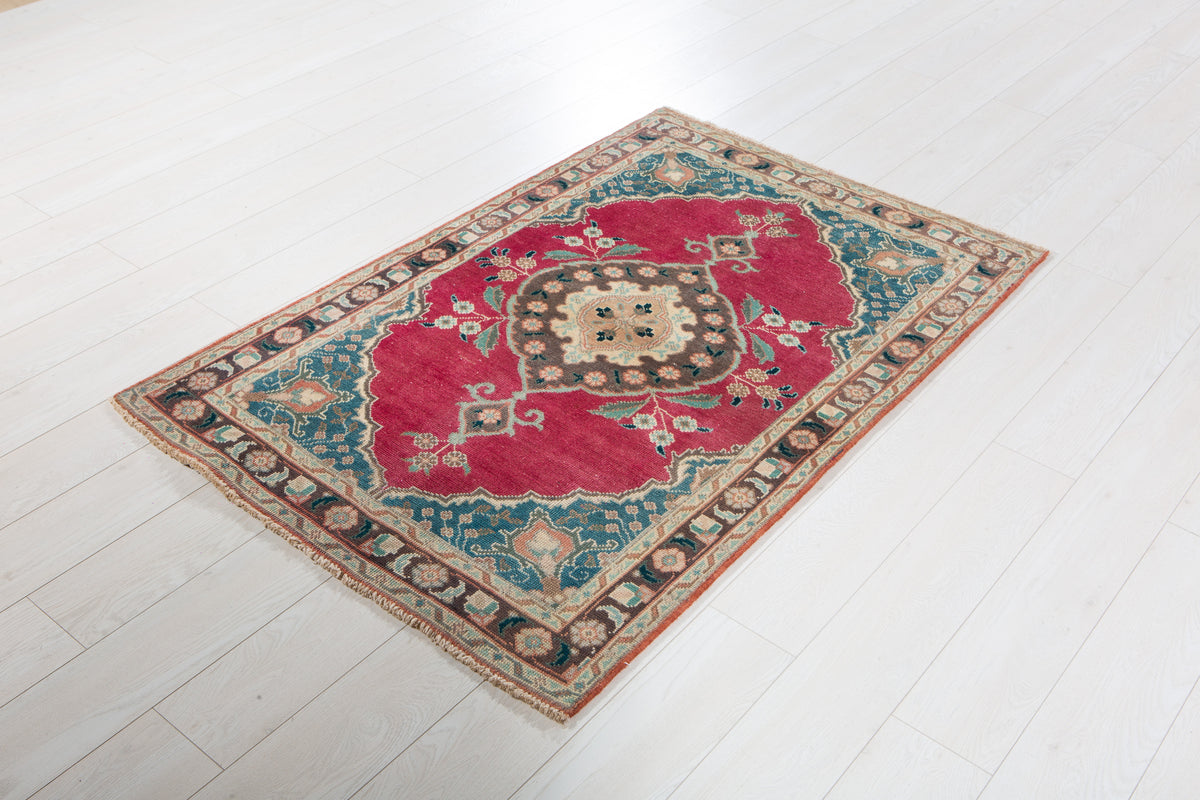 Small Antique Magenta Rug – 4' 11" x 3' 3" (150 x 98 cm)