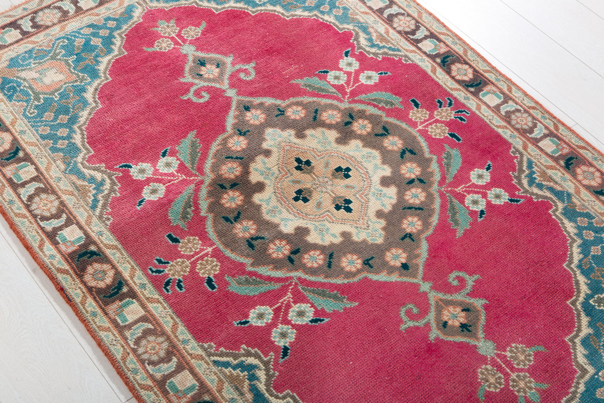 Small Antique Magenta Rug – 4' 11" x 3' 3" (150 x 98 cm)