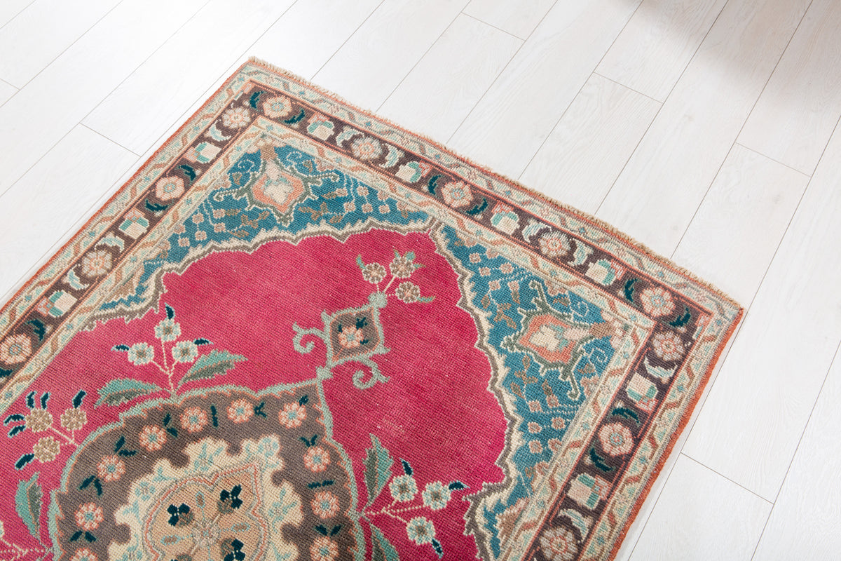 Small Antique Magenta Rug – 4' 11" x 3' 3" (150 x 98 cm)