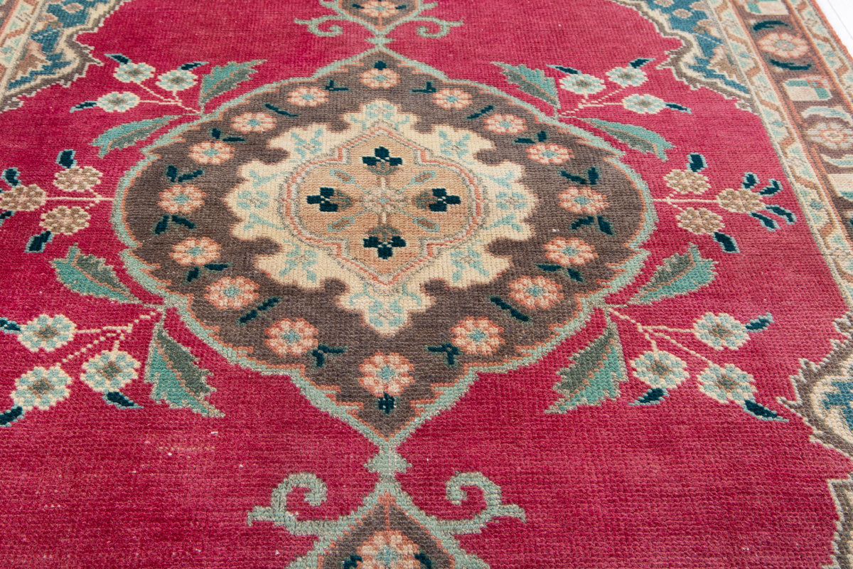 Small Antique Magenta Rug – 4' 11" x 3' 3" (150 x 98 cm)