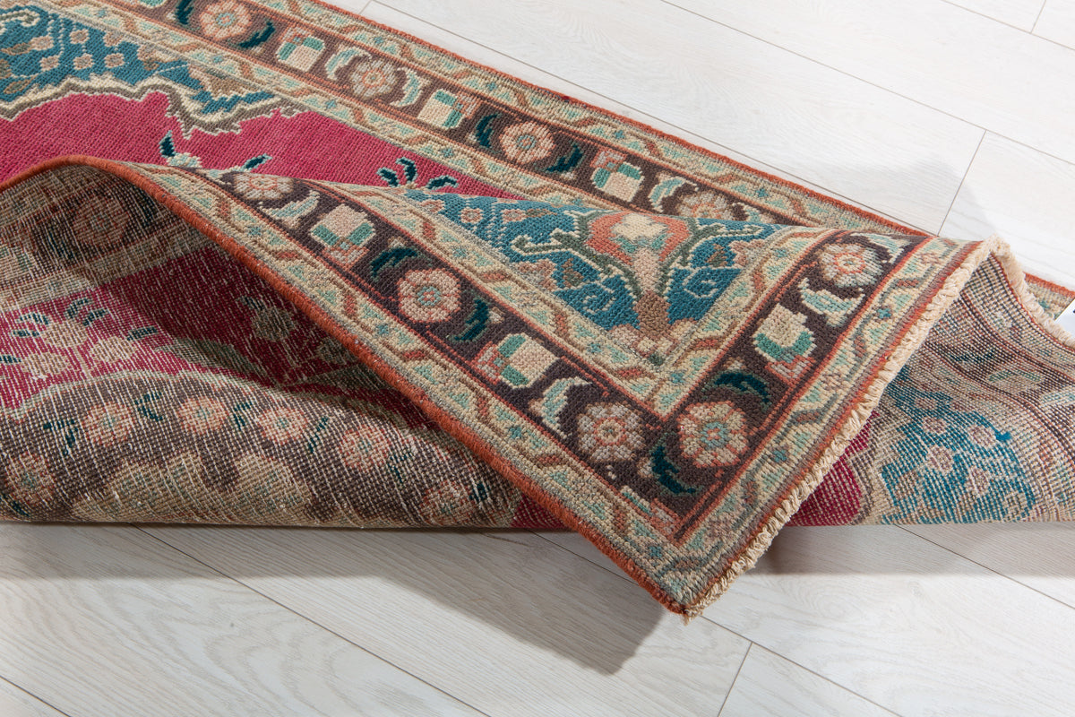 Small Antique Magenta Rug – 4' 11" x 3' 3" (150 x 98 cm)