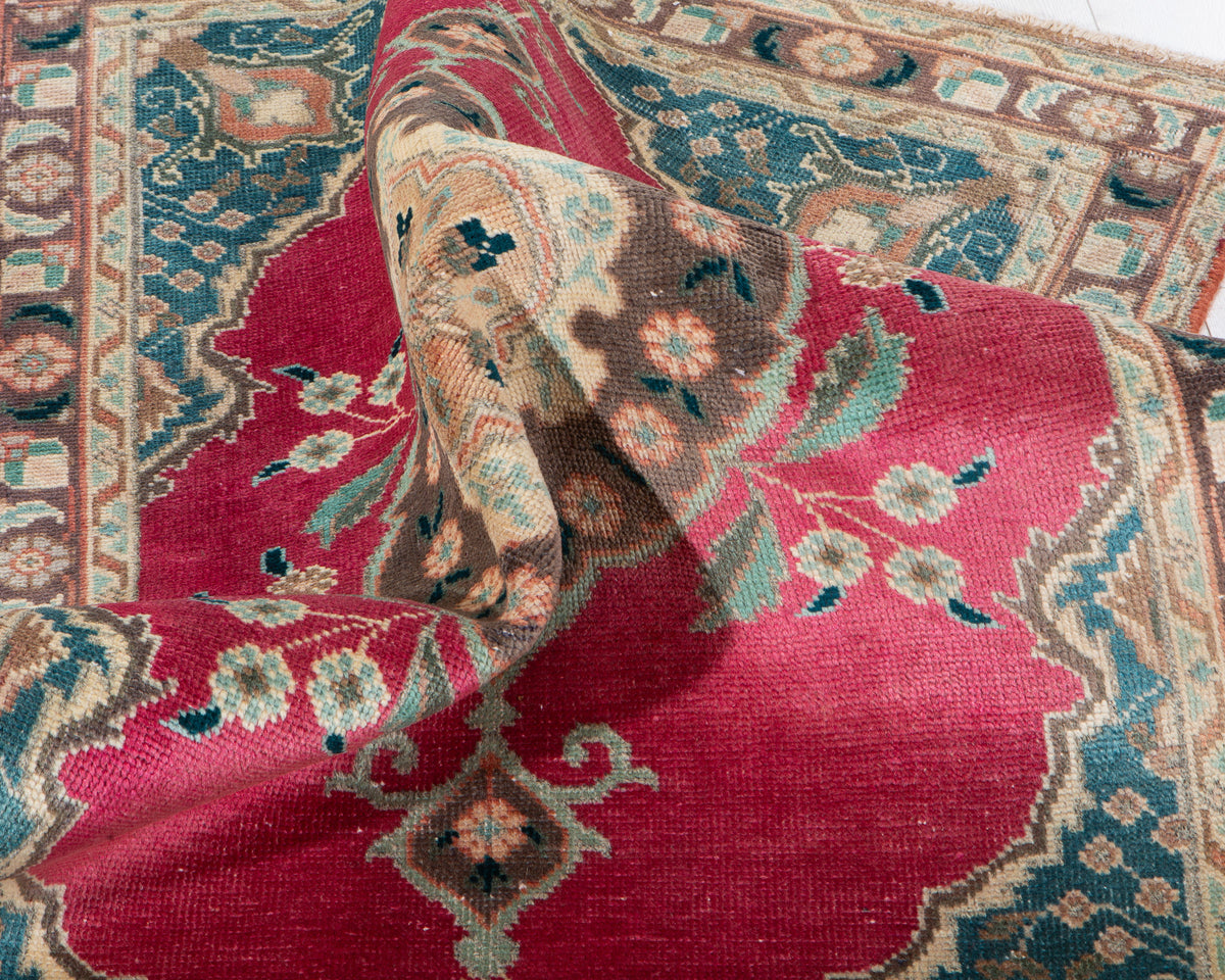 Small Antique Magenta Rug – 4' 11" x 3' 3" (150 x 98 cm)