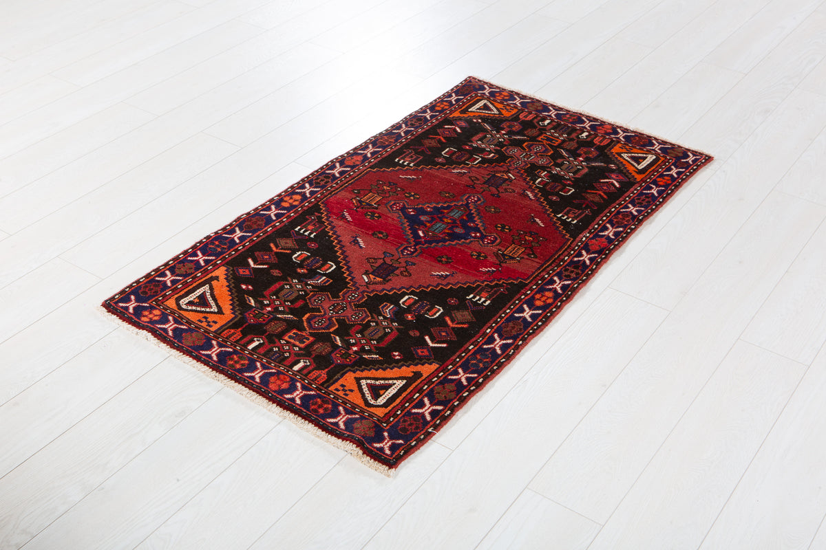 Small Vintage Red & Black Rug – 4' 6" x 2' 6" (137 x 76 cm)