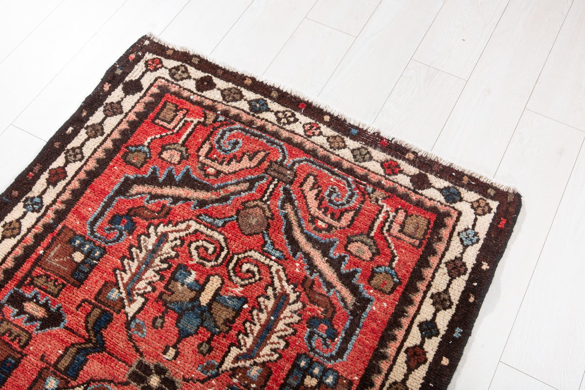 Small Antique Red Rug – 4' 10" x 3' 3" (147 x 98 cm)