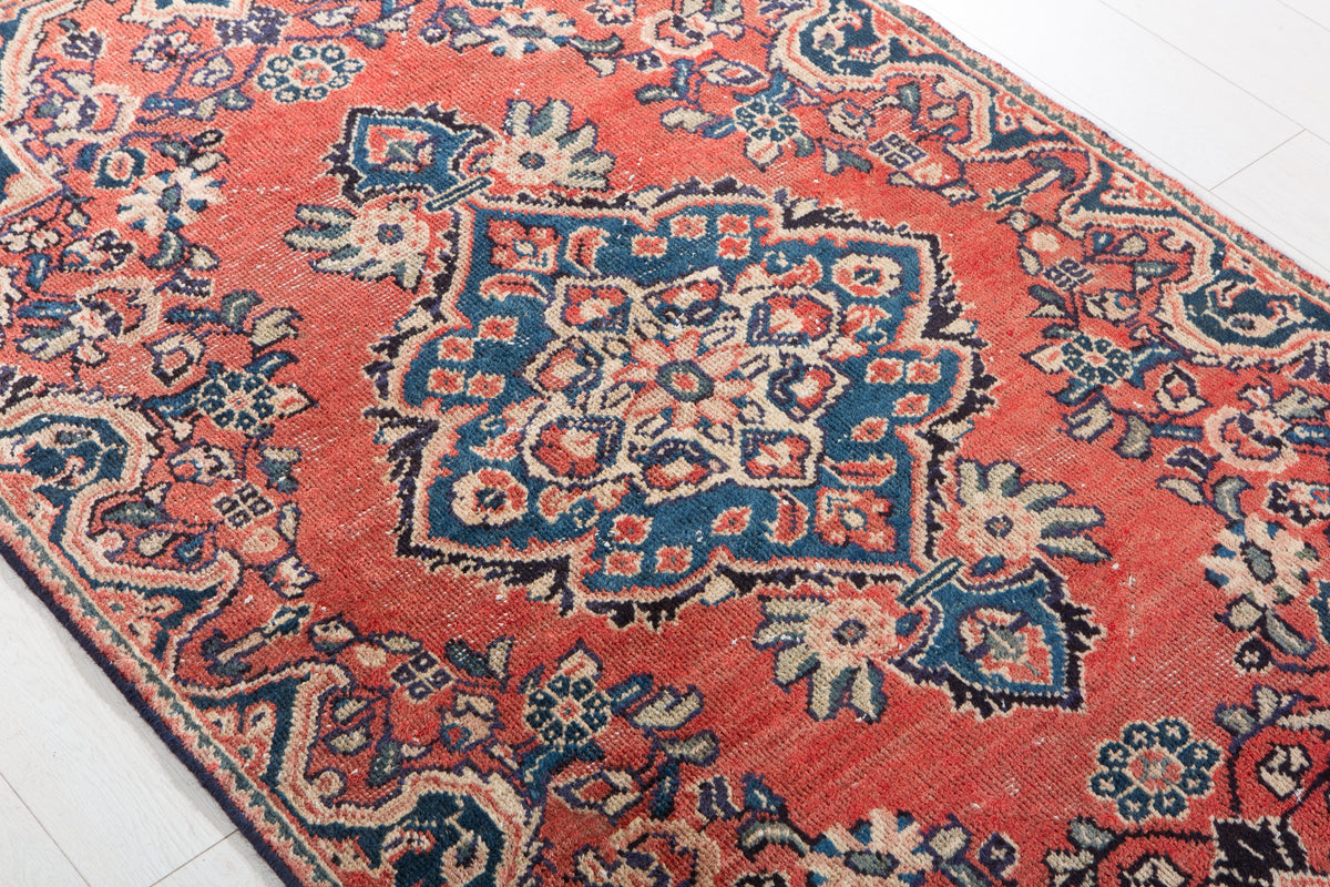 Small Antique Red Rug – 5' 7" x 3' 5" (170 x 104 cm)