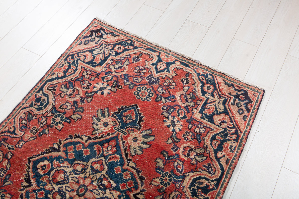 Small Antique Red Rug – 5' 7" x 3' 5" (170 x 104 cm)