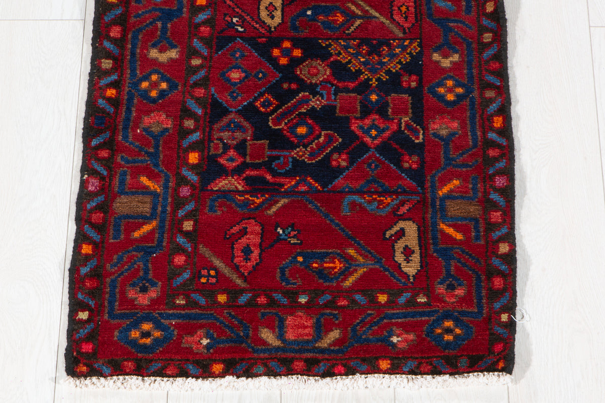 Petit tapis ancien, rouge et bleu marine – 2' 8" x 1' 11" (82 x 59 cm)