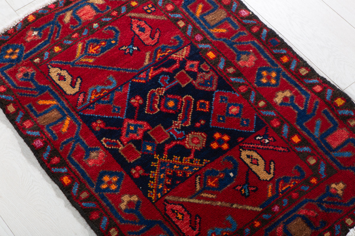 Petit tapis ancien, rouge et bleu marine – 2' 8" x 1' 11" (82 x 59 cm)