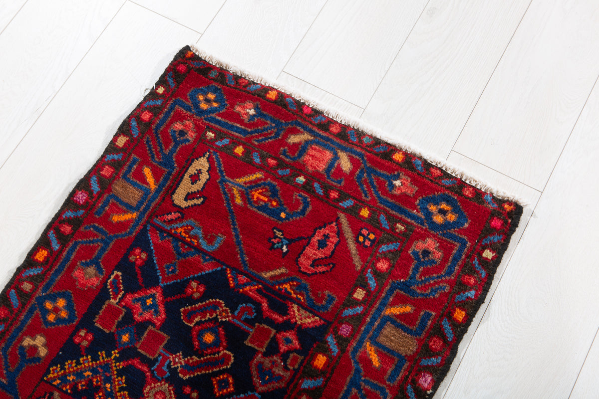 Petit tapis ancien, rouge et bleu marine – 2' 8" x 1' 11" (82 x 59 cm)