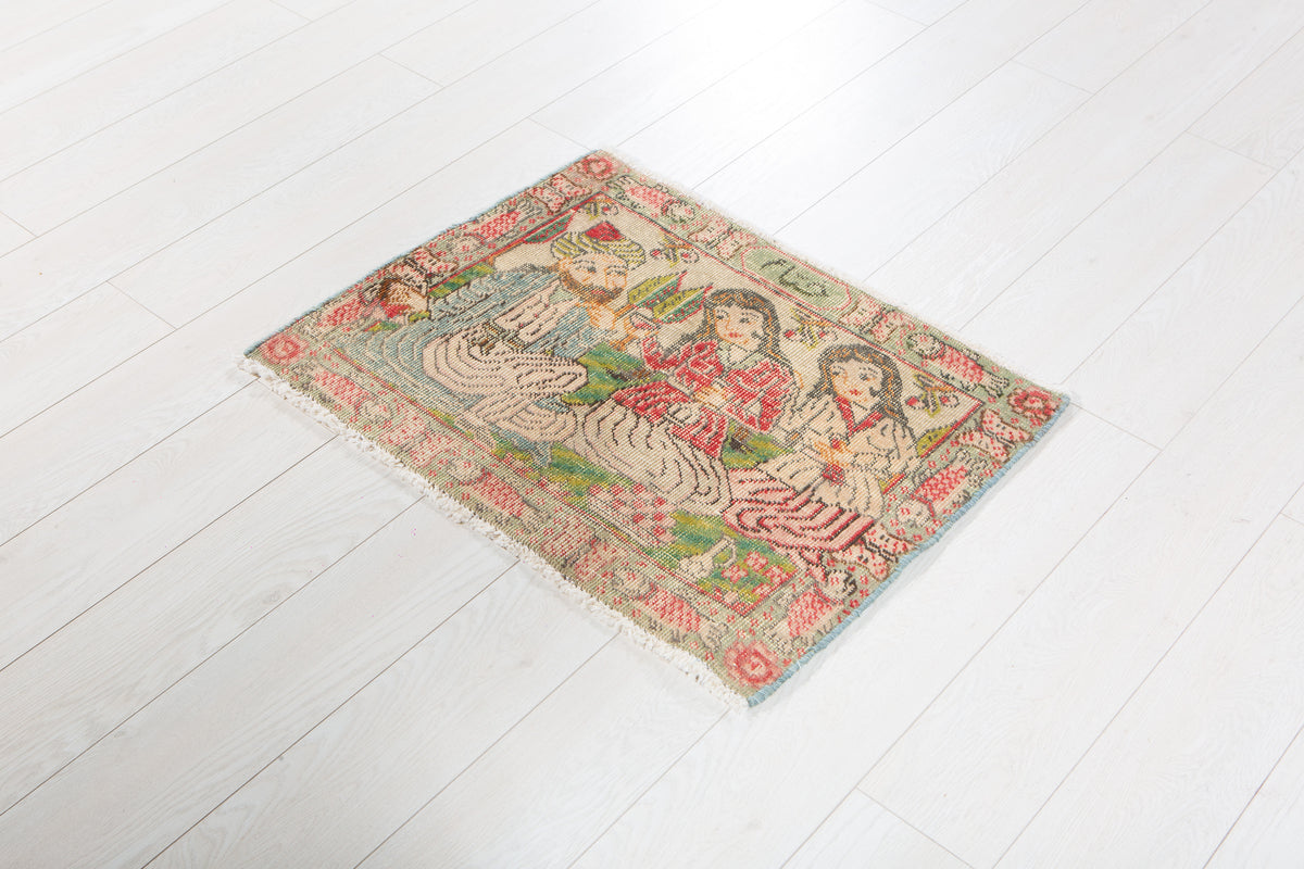 Small Antique Beige Rug – 2' 7" x 2' 0" (79 x 60 cm)